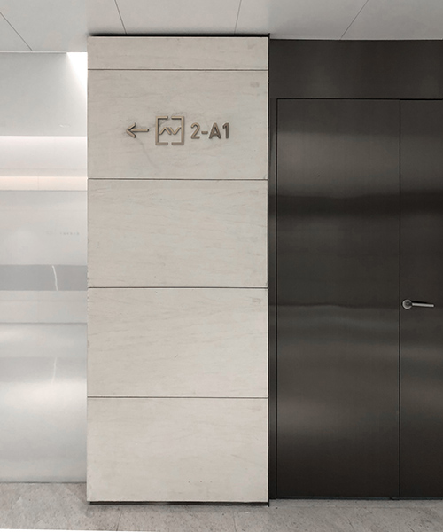 电梯指向标识A.jpg